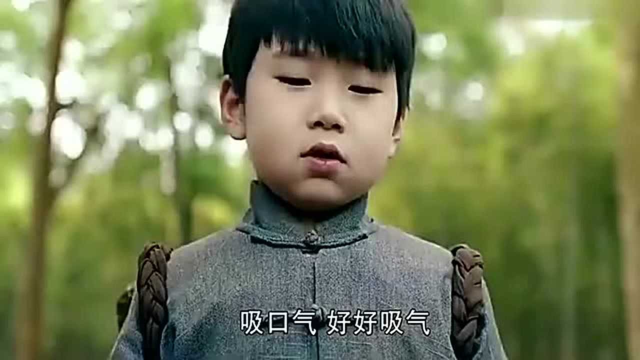 太拼了居然真的喝尿，小男孩直接尿他嘴里，厉害_高清