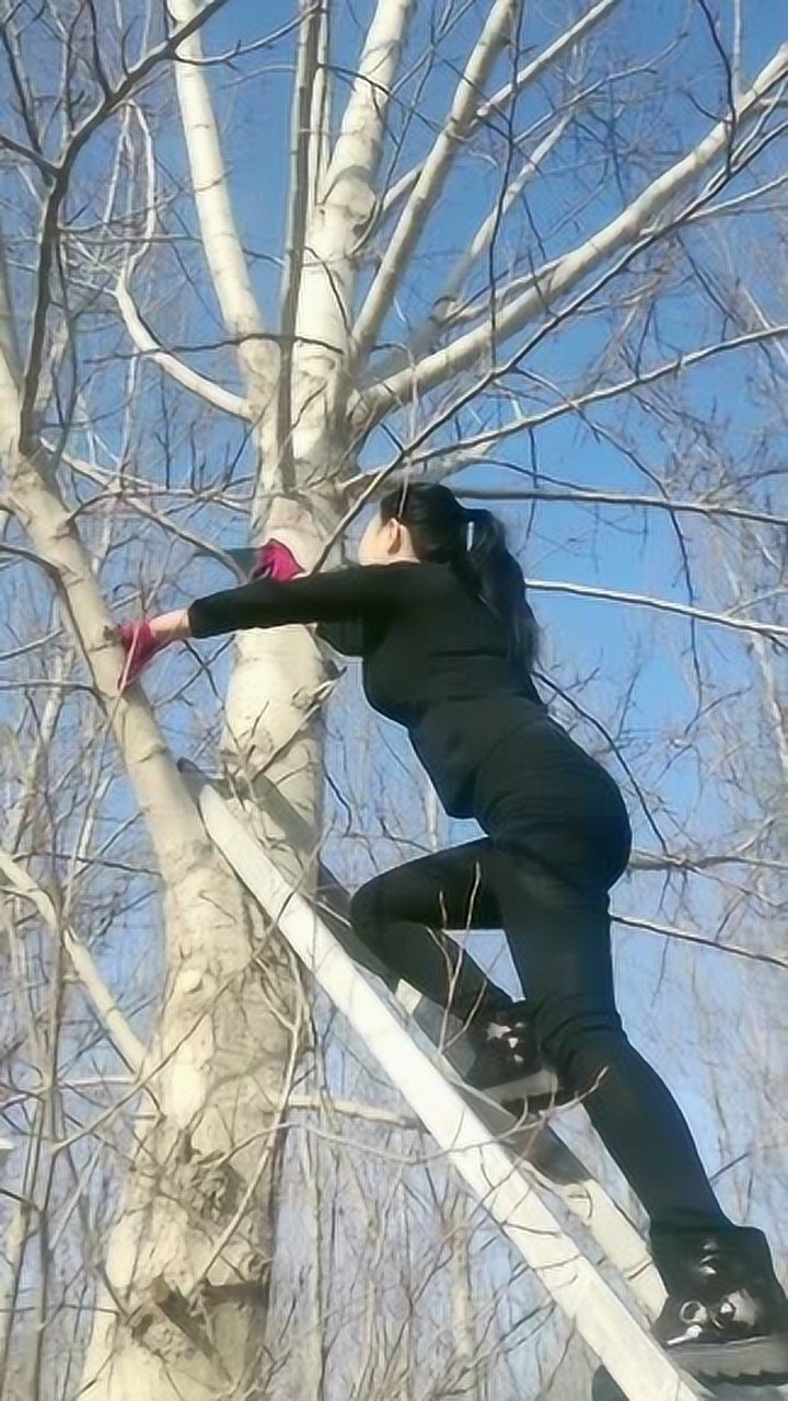 农村留守妇女真的让人心酸,脏活累活自己一个人干!