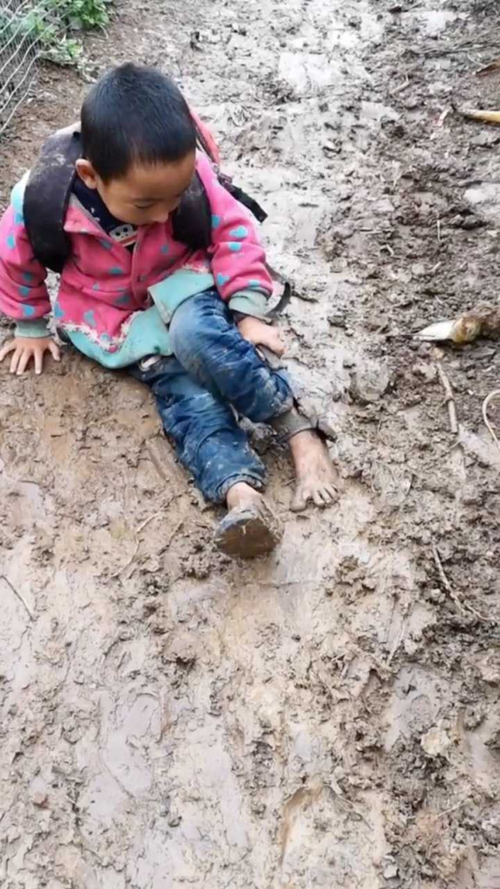 雨天山路格外的滑小朋友滑倒直接把拖鞋滑破,如果让你妈妈..._高清1080P在线观看平台_腾讯视频