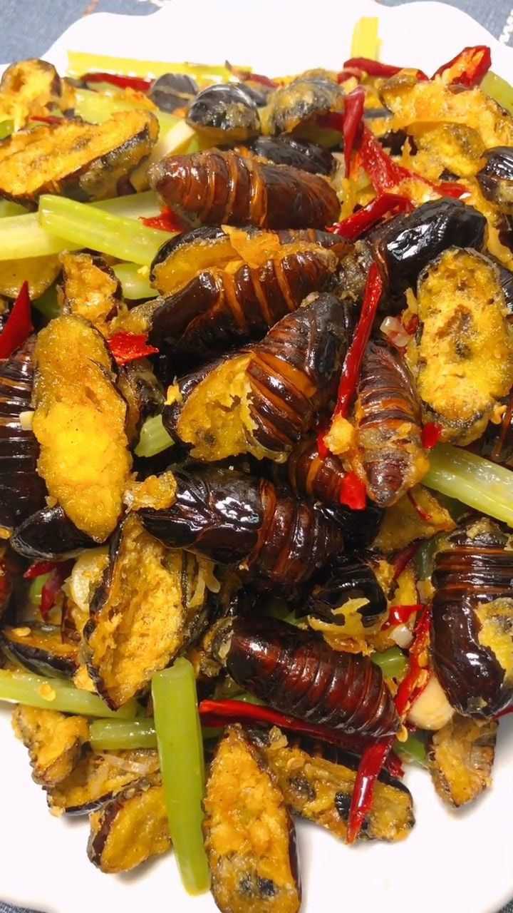 干煸蚕蛹,刚刚出锅,赶快来尝尝味道如何吧