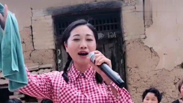 民间女歌手唱一首《女人家》,歌声洪亮,果然是高手啊