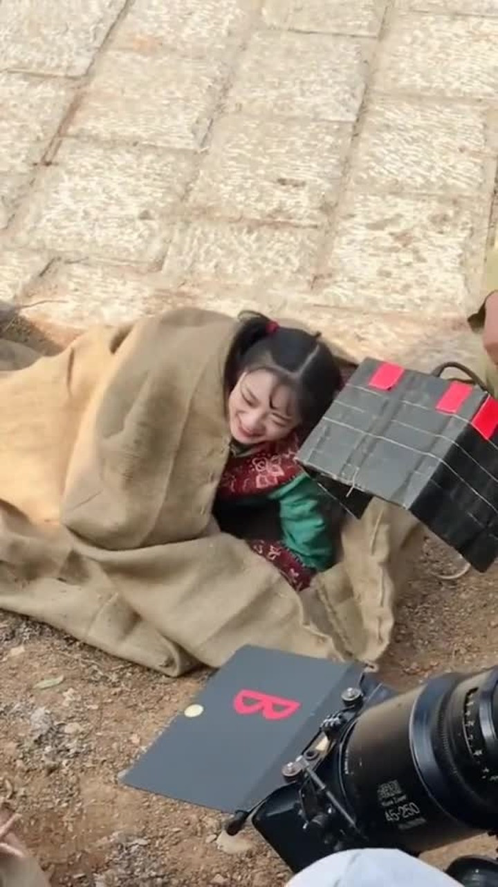 演员拍戏辛苦呀这一场被掳走的戏要一直捆在麻袋里面