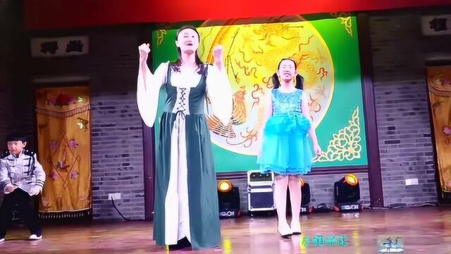 她们表演的音乐电影《音乐之声》插曲,《哆来咪》很精彩,非常棒