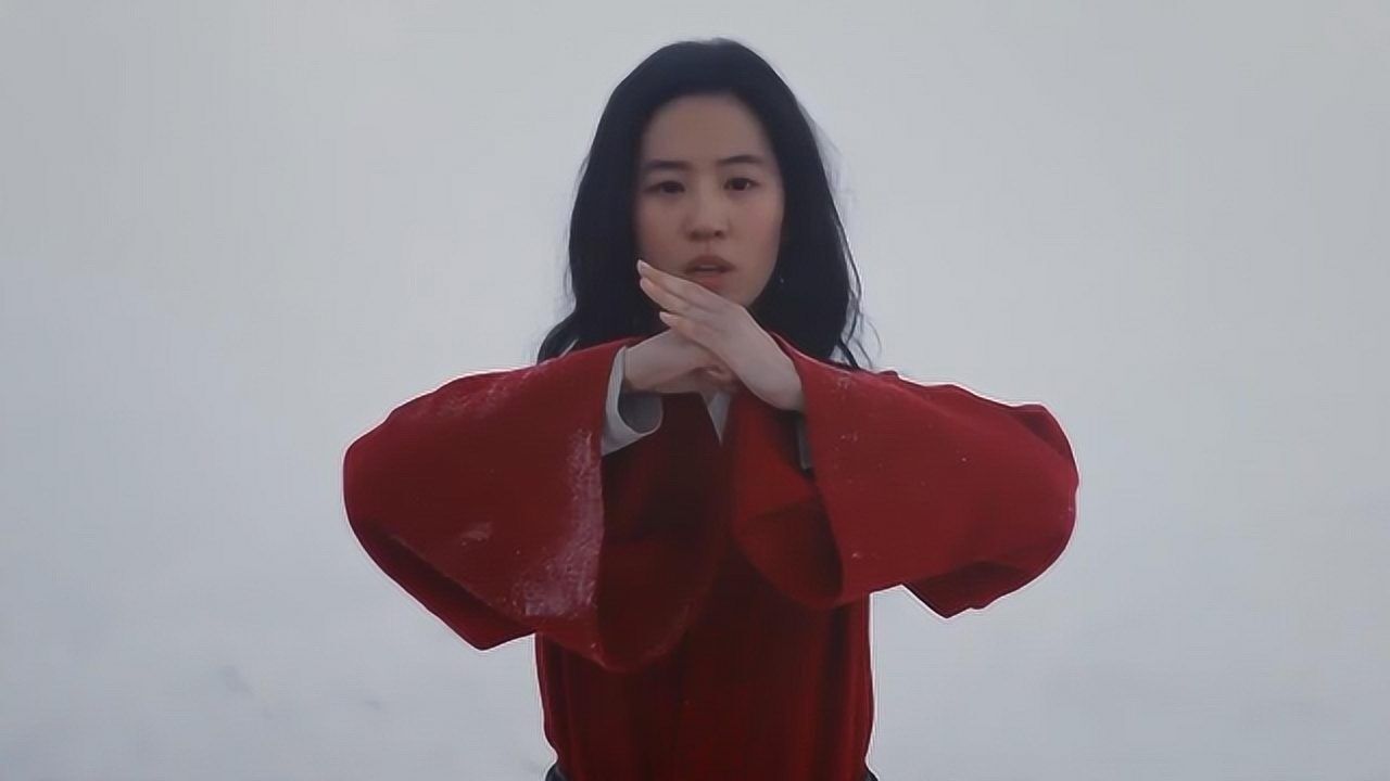花木兰刘亦菲饰演的花木兰抱拳亮相翻身上马时也太帅了吧