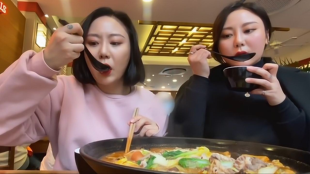 韩国双胞胎姐妹花吃饭动作表情神同步网友傻傻分不清楚