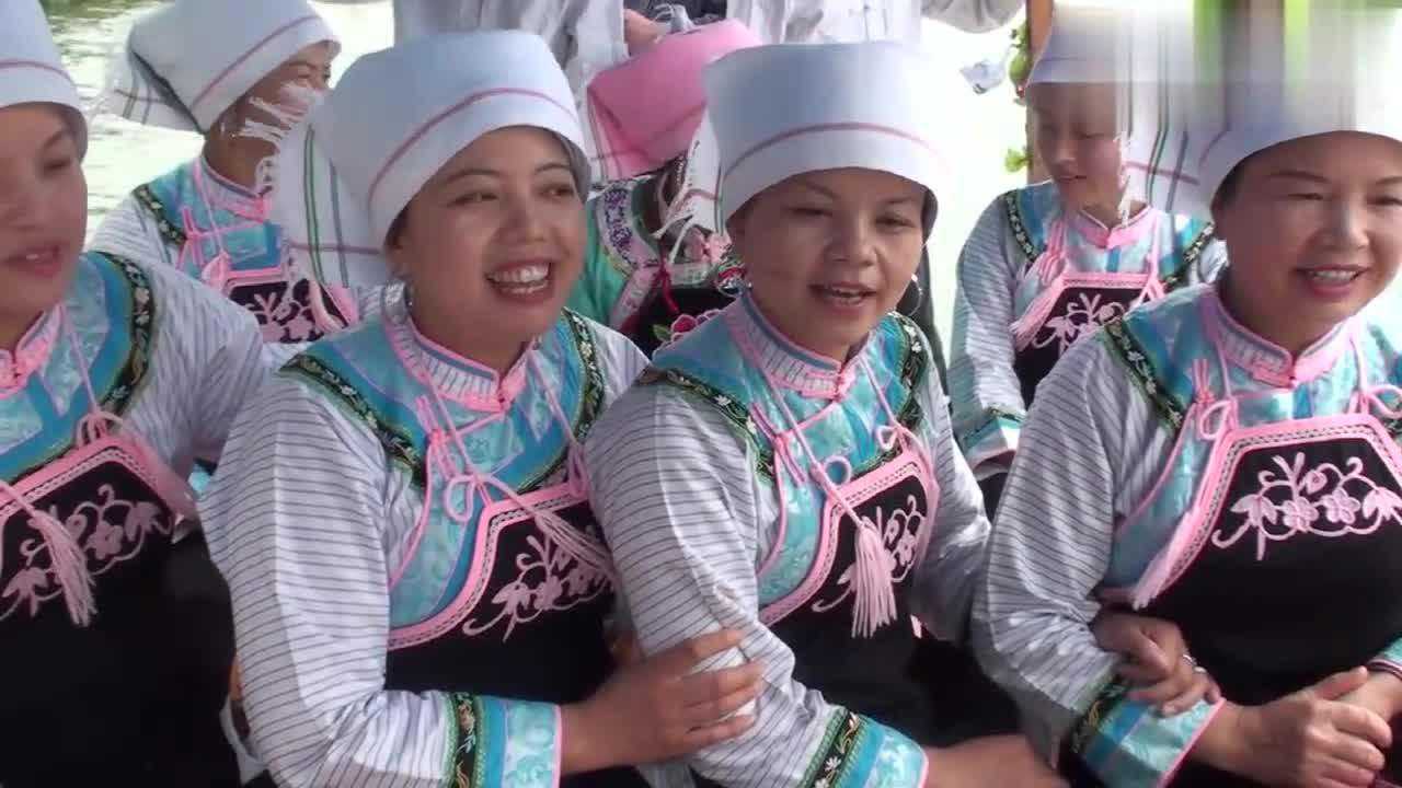 贵州罗甸布依族山歌歌手们坐在一起唱一心跟哥成双对