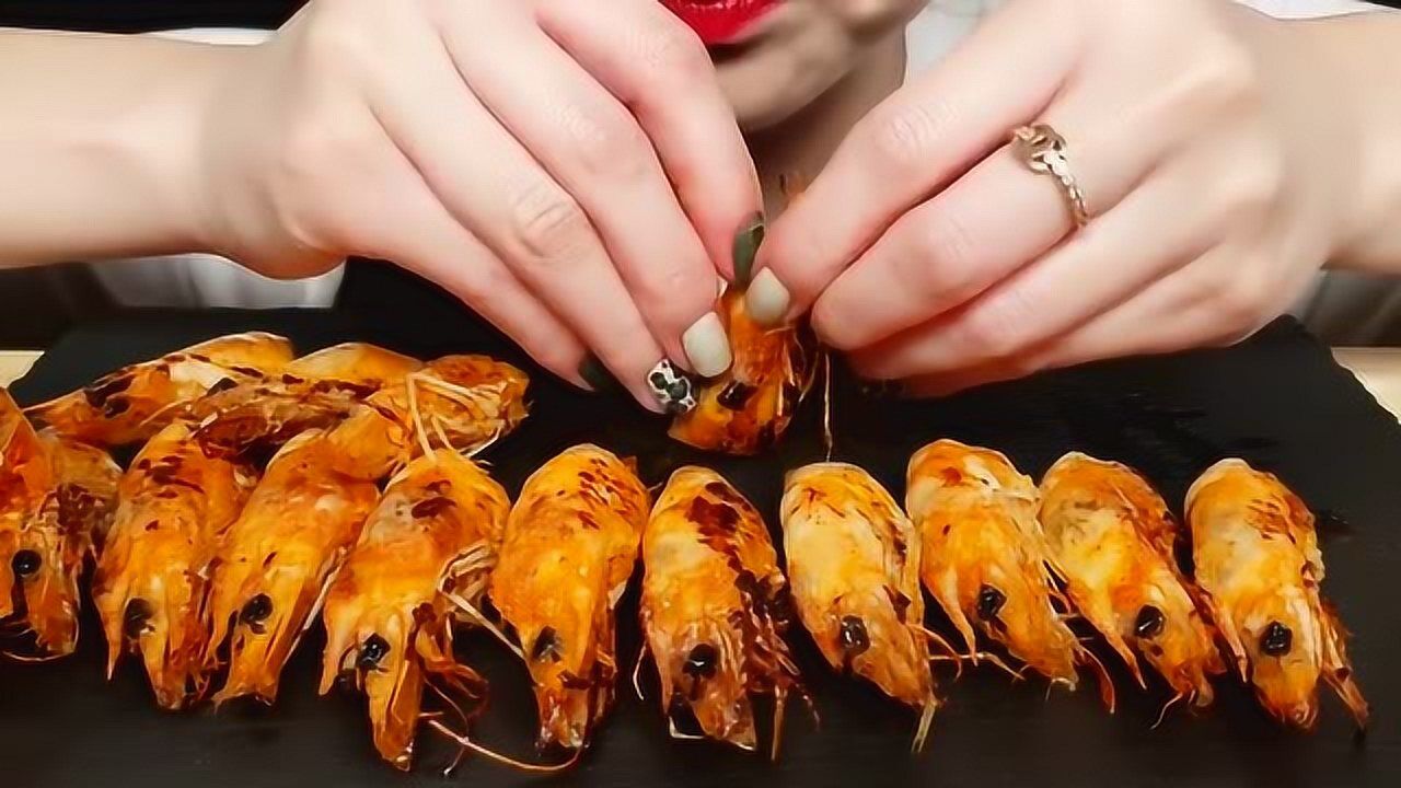 韩国小姐姐在家吃黄油烤虾头,这色泽太好看了,小姐姐一口一个