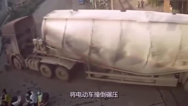 电车女子毫无防备,丝毫没有顾及身后致命货车,就这样葬送了生命