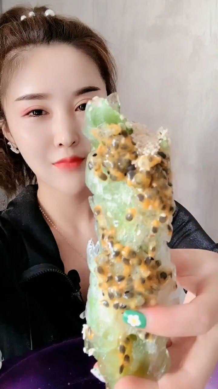 海绵冰其实没什么味,放上点百香果就特别好吃,酸酸甜甜
