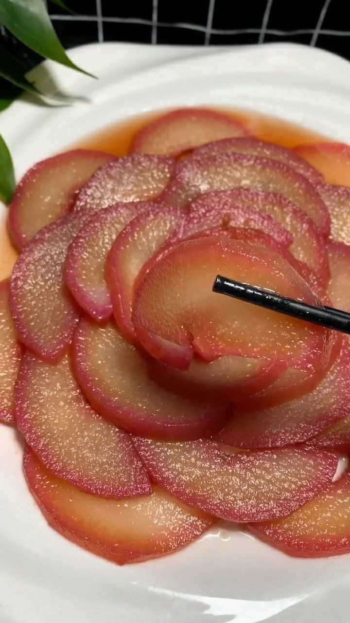 刚刚做好的红酒雪梨,摆盘好看还是一道硬菜