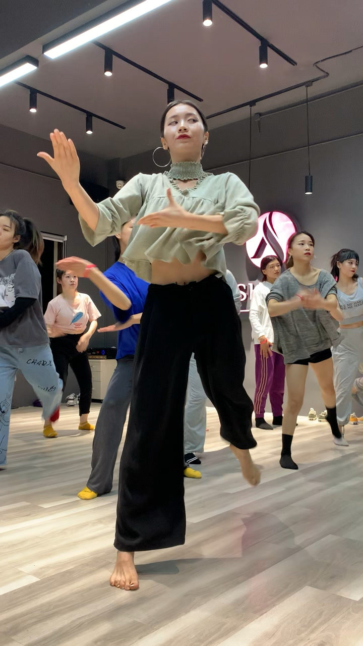 舞蹈老师跳舞的样子_腾讯视频