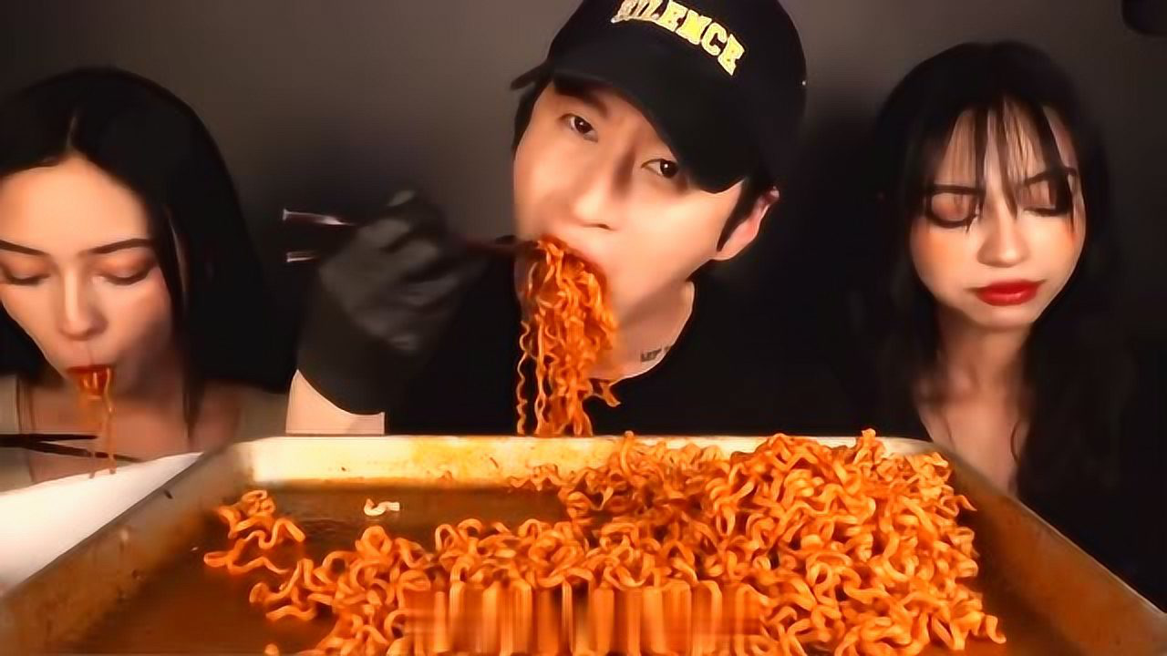 吃播大胃王:韩国小哥和美女一起吃火鸡面