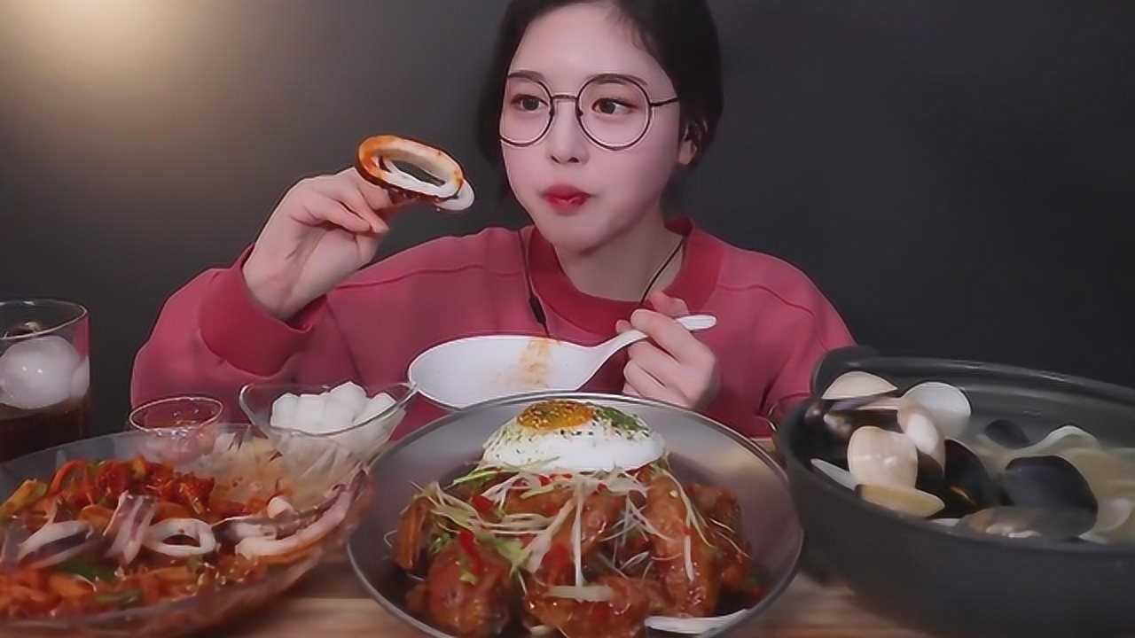 韩国吃播小姐姐吃辣拌面鱿鱼香辣鸡肉蛤蜊面吃得太香了