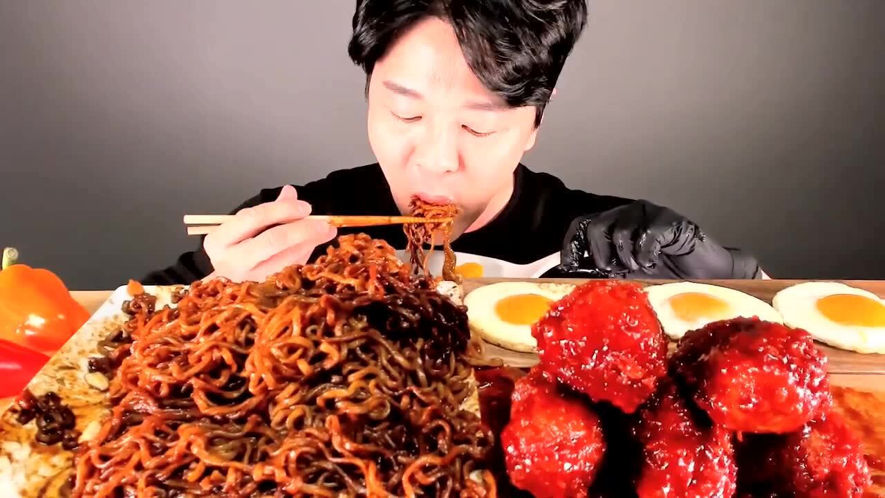 韩国大胃王吃播视频:chihun 拉面和辣味炸鸡