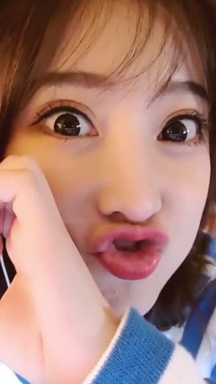 冯提莫抛媚眼送飞吻搞怪起来超级可爱