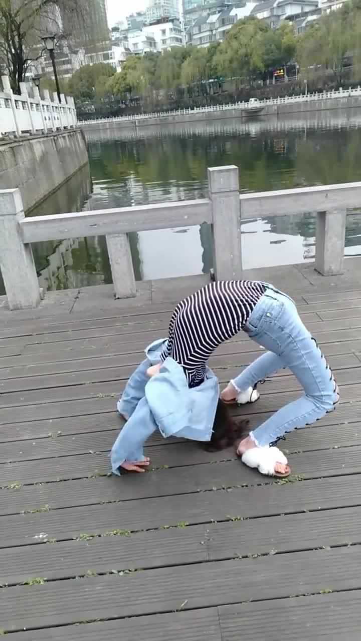 美女公园下腰以为是王者原来是青铜