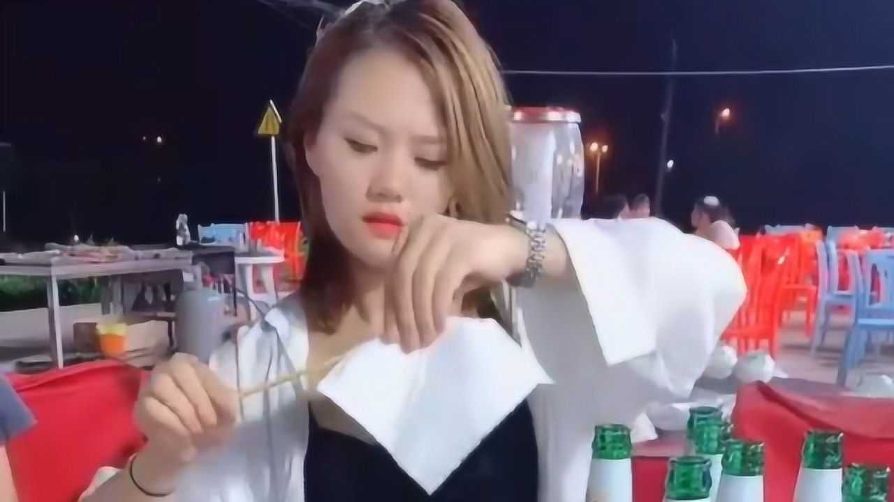 美女喝酒举白旗,如果你遇到这种情况,会饶了她吗?