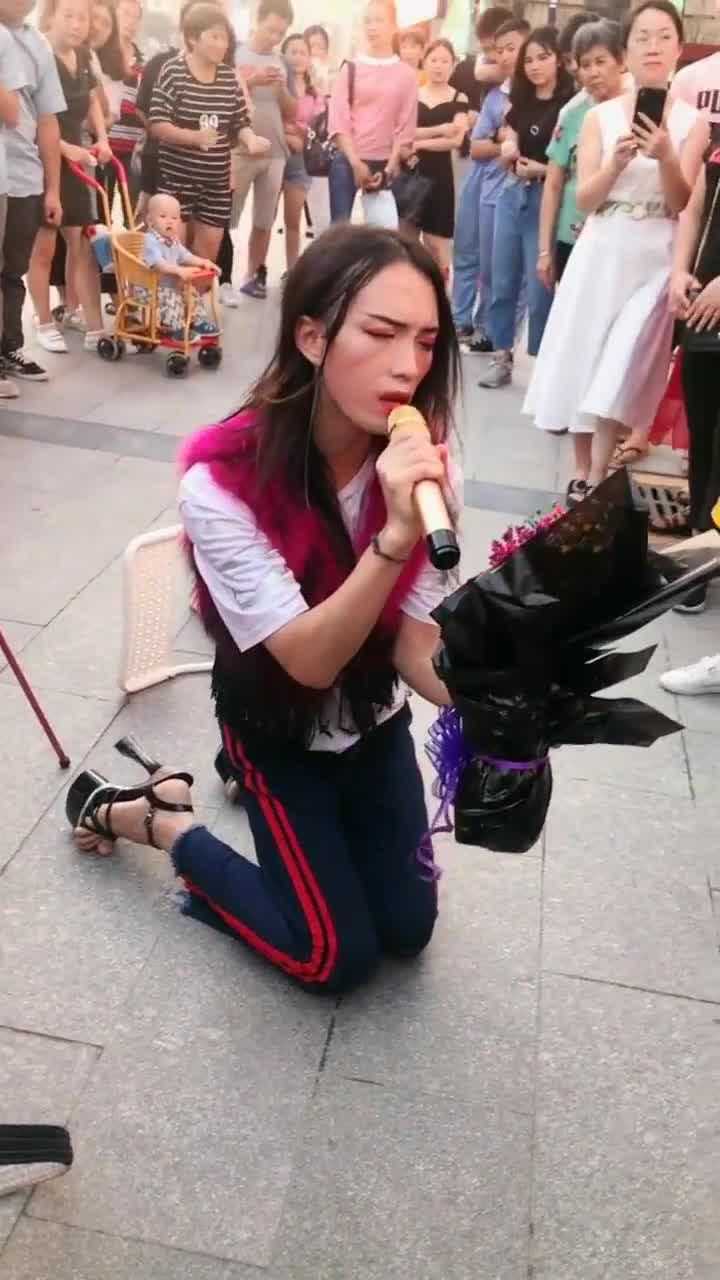 女装大佬竟然跪在地上唱歌要不要这么投入网友前男友送花