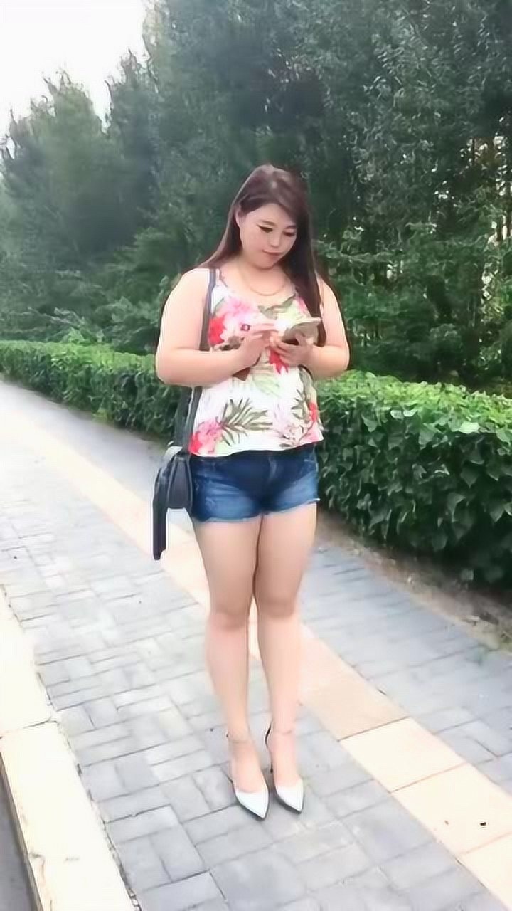 大粗腿大妈图片