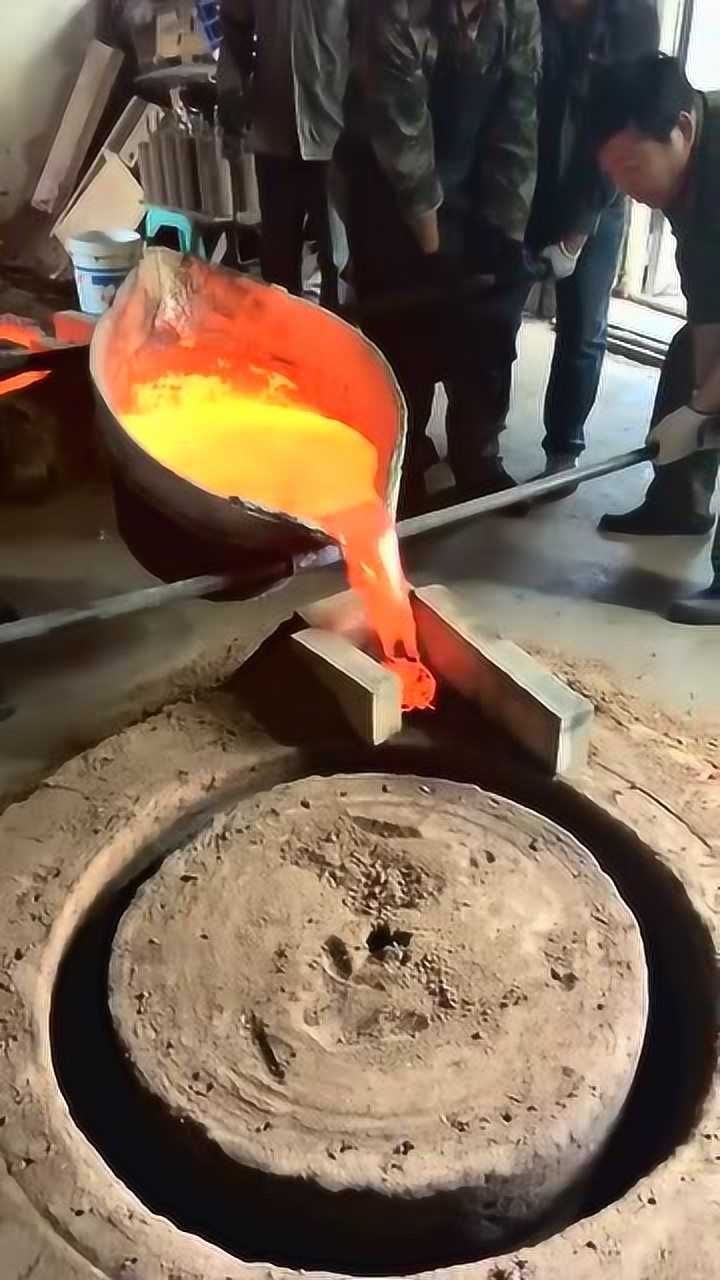 烧的通红的铁水倒入模具下一秒惊艳了