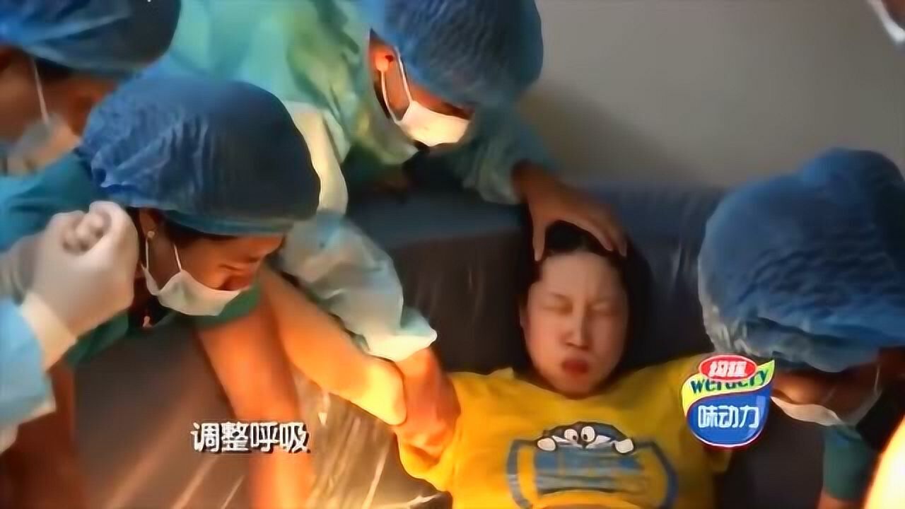 辣妈尝试水中分娩，经过撕心裂肺的痛苦生产，终于生下宝宝_高清