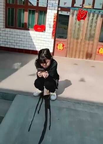 妈妈恶搞女儿尿裤子,接下来的一幕,看一遍能笑三天