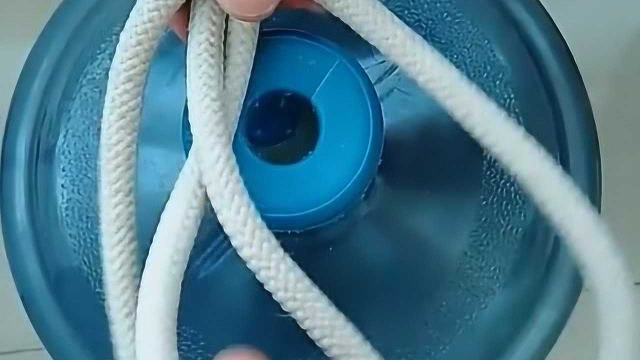 纯净水的绳子这样打结,分分钟就能把这桶水提起来,毫不费力