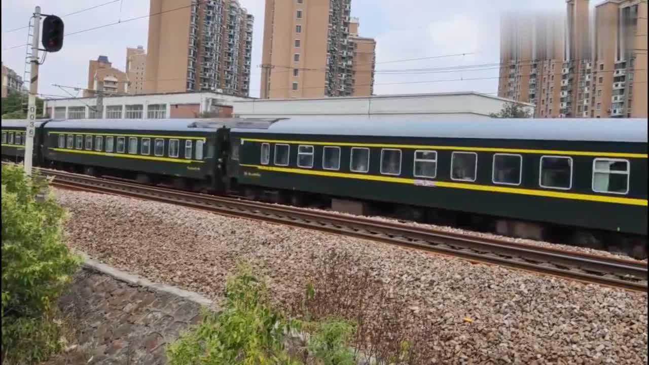 k808次怀化-无锡上局沪段 ss8-0068通过,上海南站发车
