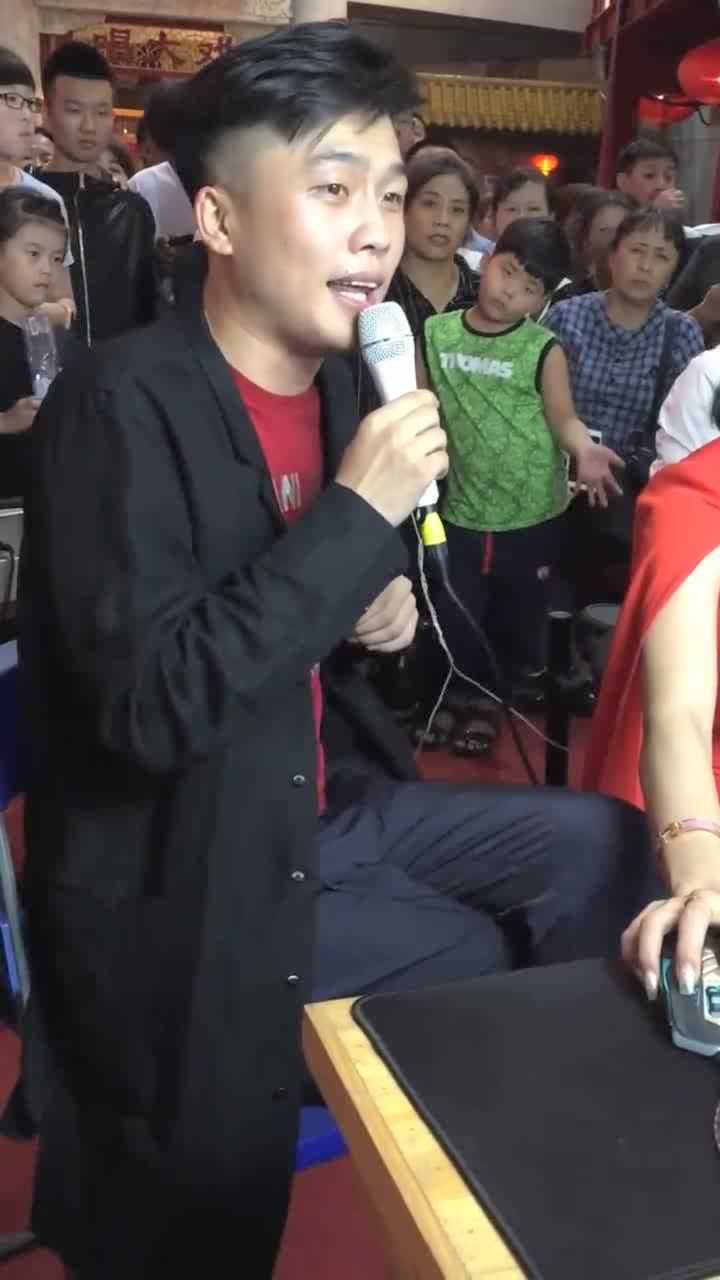 红孩儿献唱探清河水迷茫的小眼神网友二人转版本