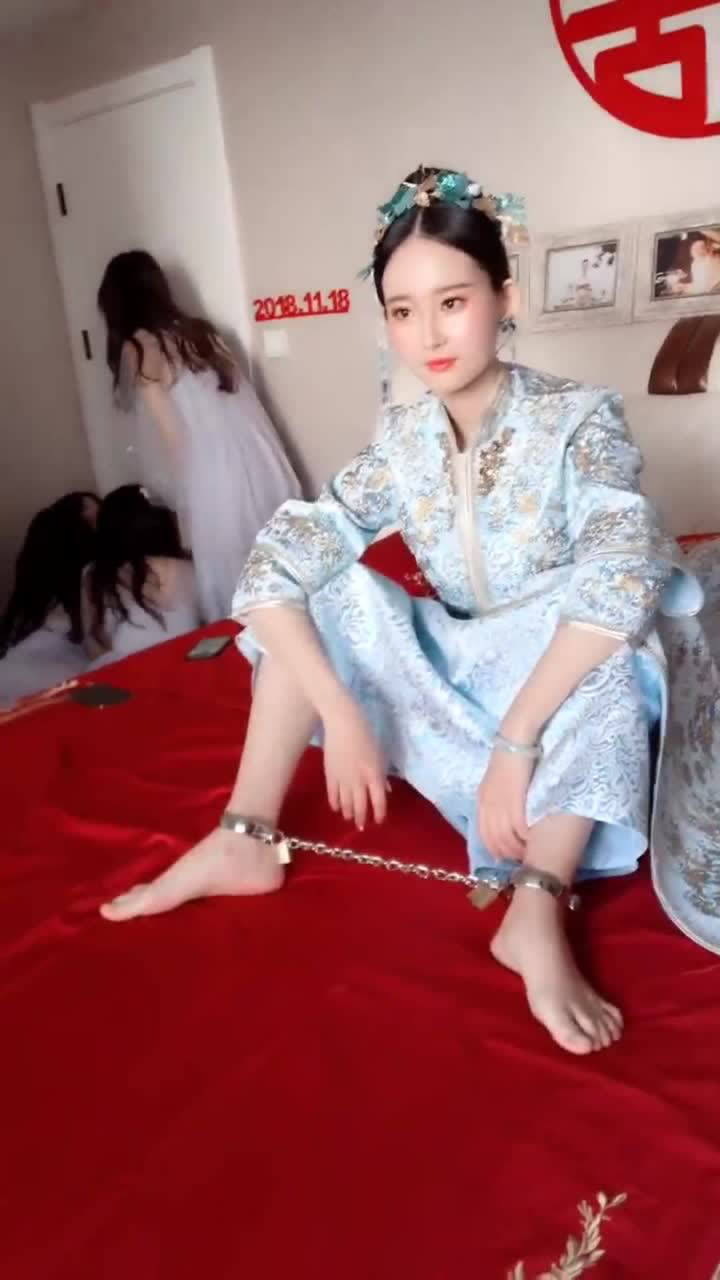 带着脚铐的新娘子气质不输纯爷们