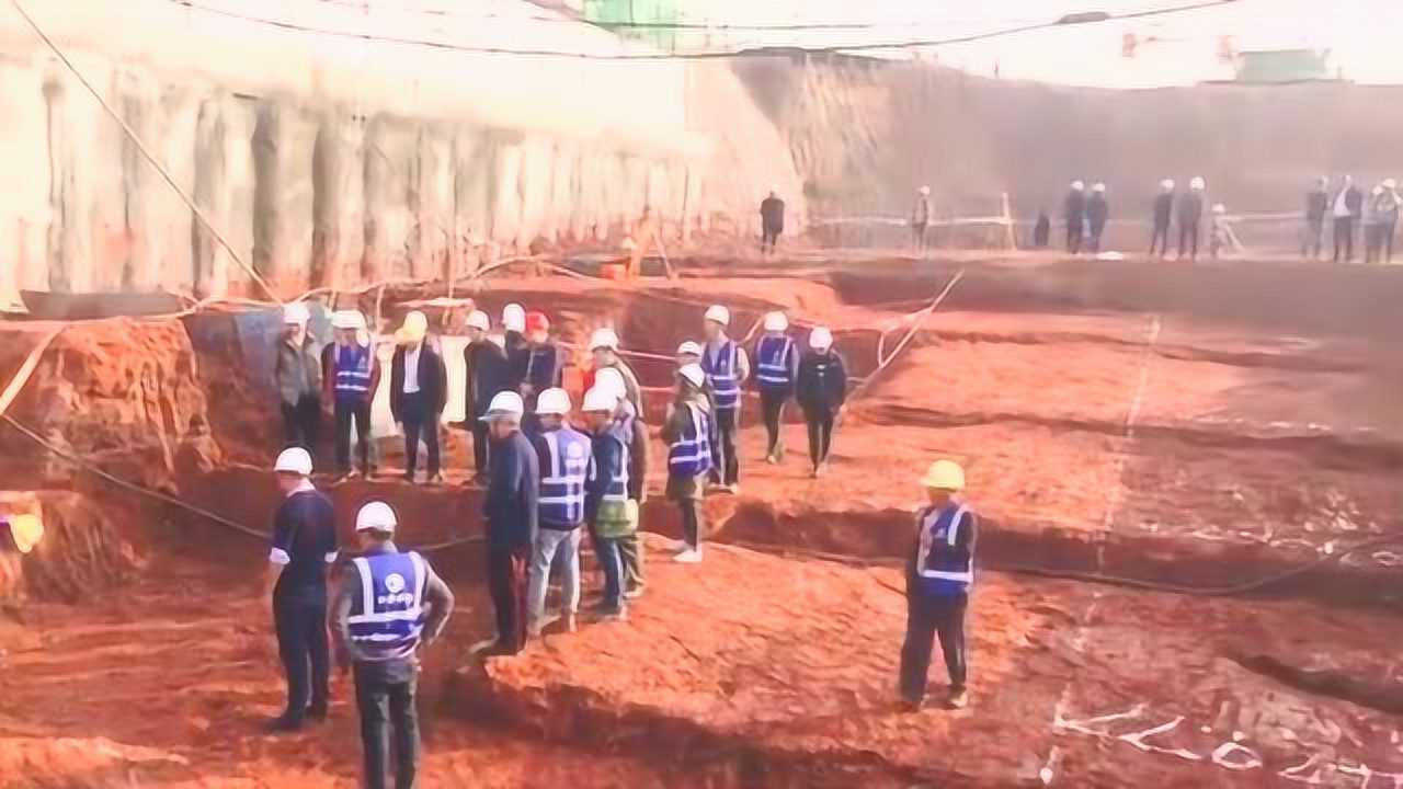 一个人干活,几十个人站着看!