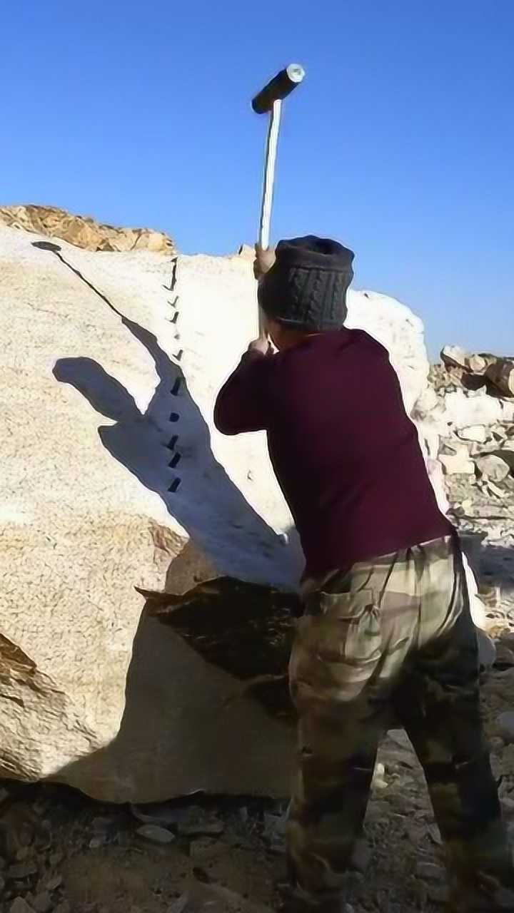 一块大石头一锤一锤的敲下去不一会就敲开了真厉害