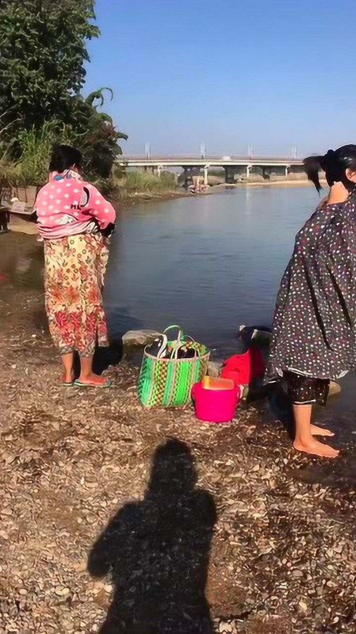 缅甸女人河边换衣服洗澡看到眼前的画面太开放了