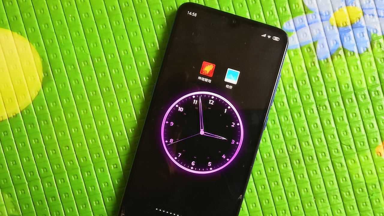 手机设置水滴时钟做屏保既能看时间又能做桌面壁纸很漂亮