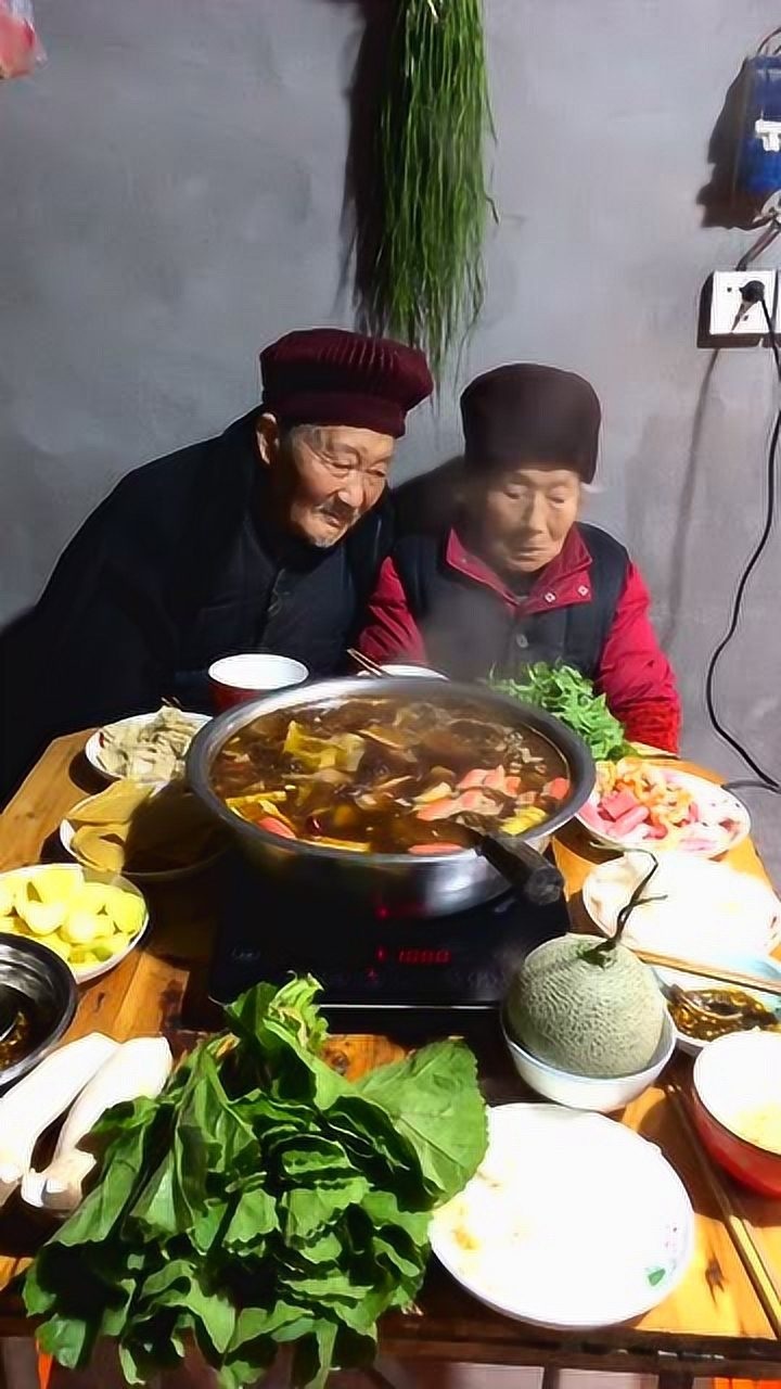 农村人吃火锅,食材也很丰富!