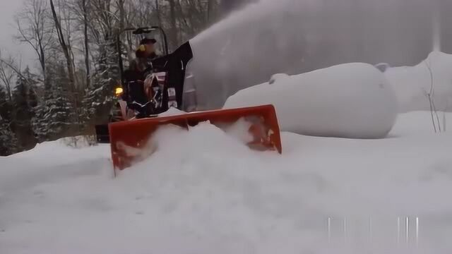 一辆拖拉机,牛人硬是改装成吹雪机,真是万能的拖拉机!