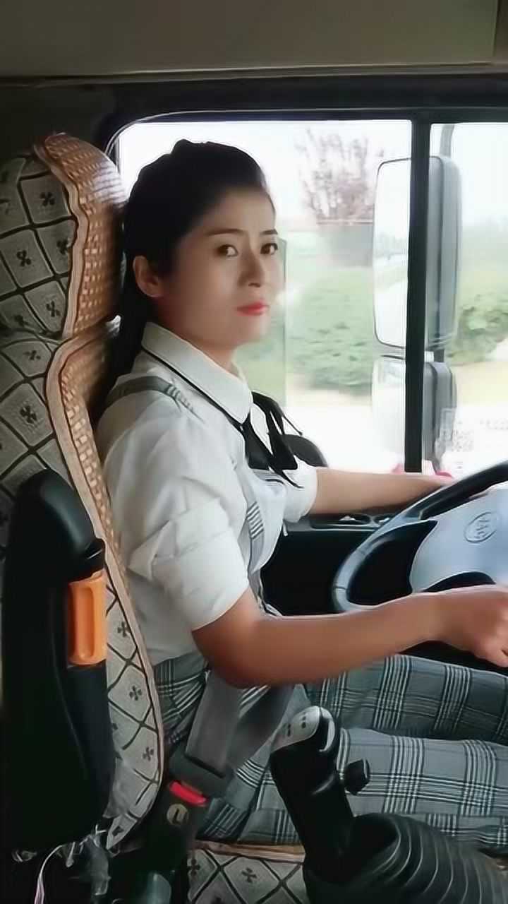 最近这个美女卡车司机火了开车这么随意技术是真高呀