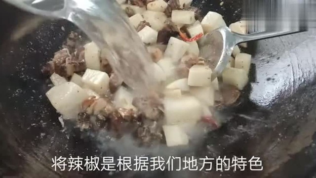 年夜饭上无钵不成席,做个羊肉钵,暖和又养胃,新年喜气洋洋