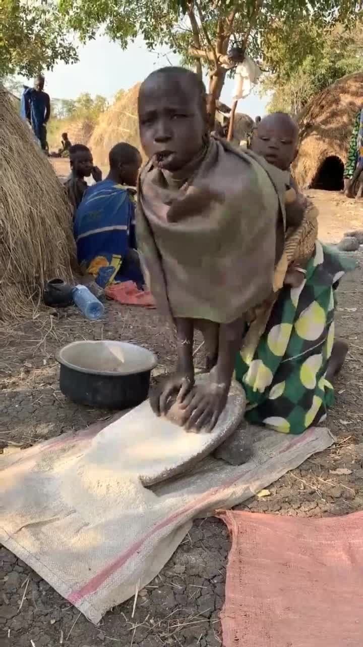 非洲唇盘族女人居然是这样做饭的看她这样子莫名心疼