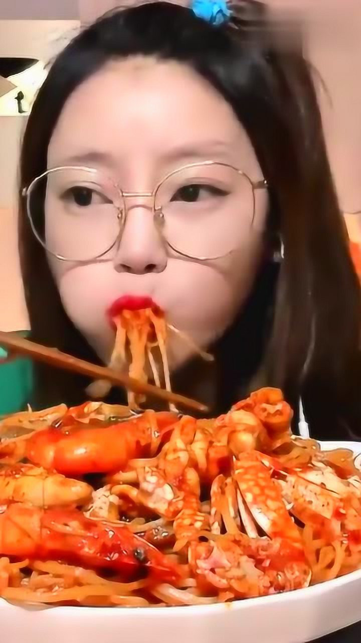 韩国吃播多萝西吃海鲜意大利面配泡菜吃出幸福的感觉