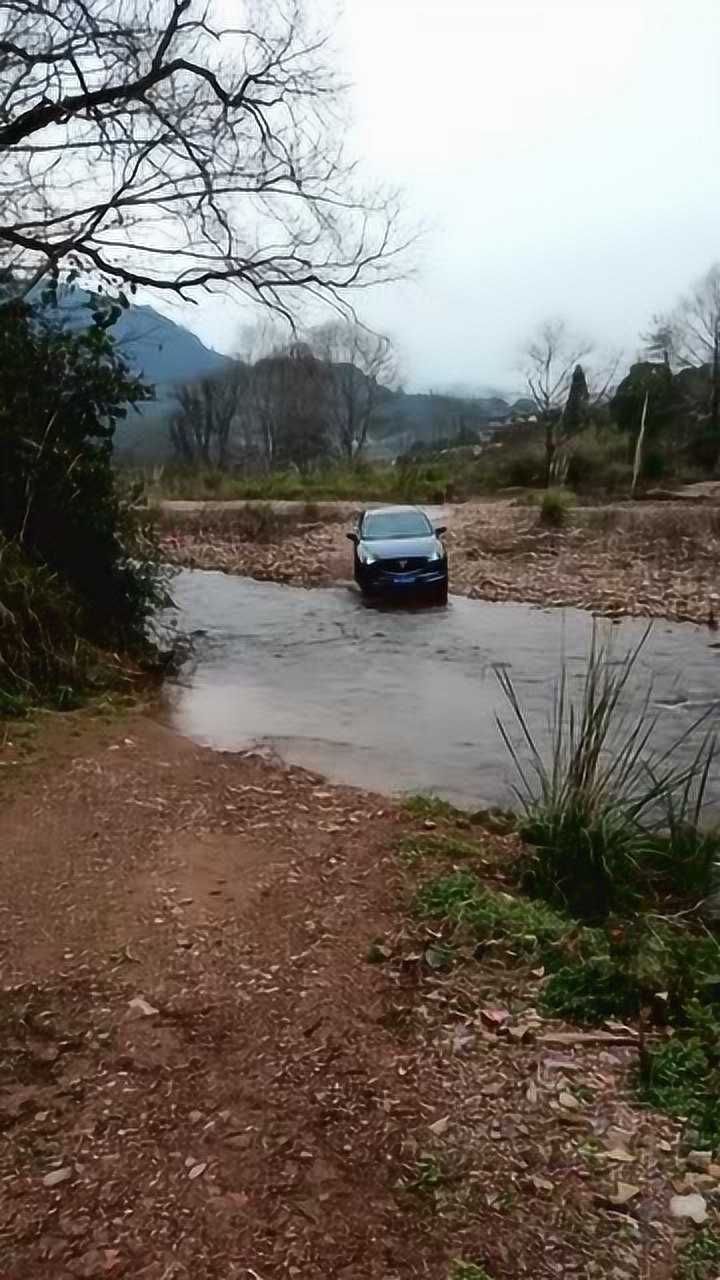 水太深過不了只有過來接我們