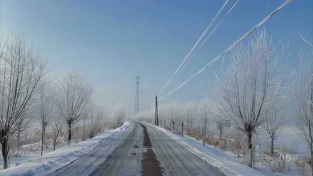 实拍冰雪融化前后对比,雪融化后露出金黄的泥土