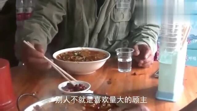 实拍湖北荆州早酒锅子真便宜!白酒加牛肉火锅,5个人才花了60元