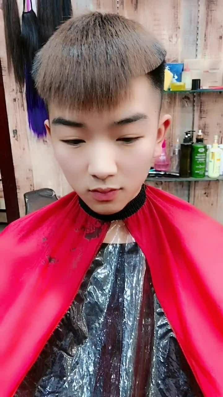 这是一款短板花子头春季精神小伙必备发型