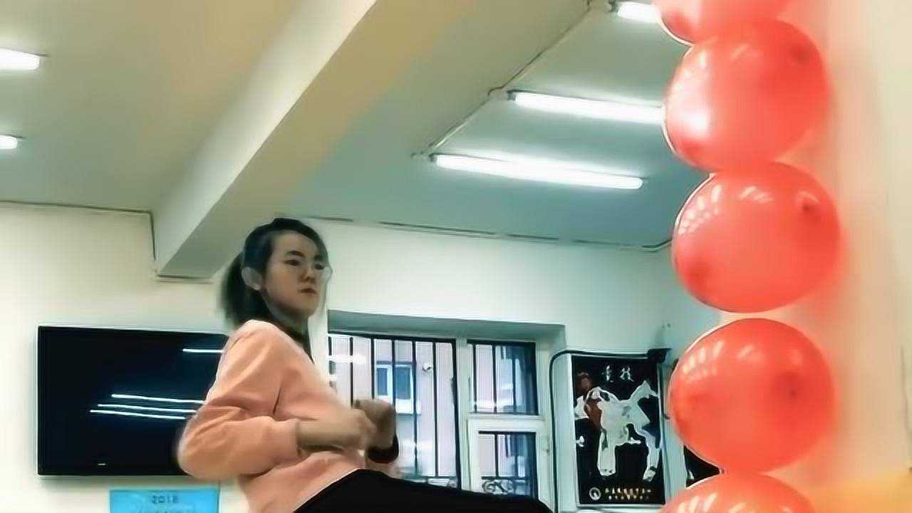 练习跆拳道的女孩气球放的那么高她也可以够到看来段位不低