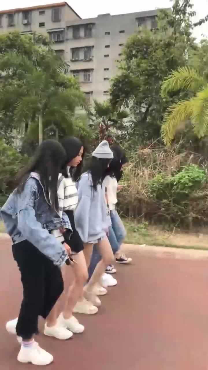 现在的初中生身材都这么好，00后已经走向了成熟！_高清