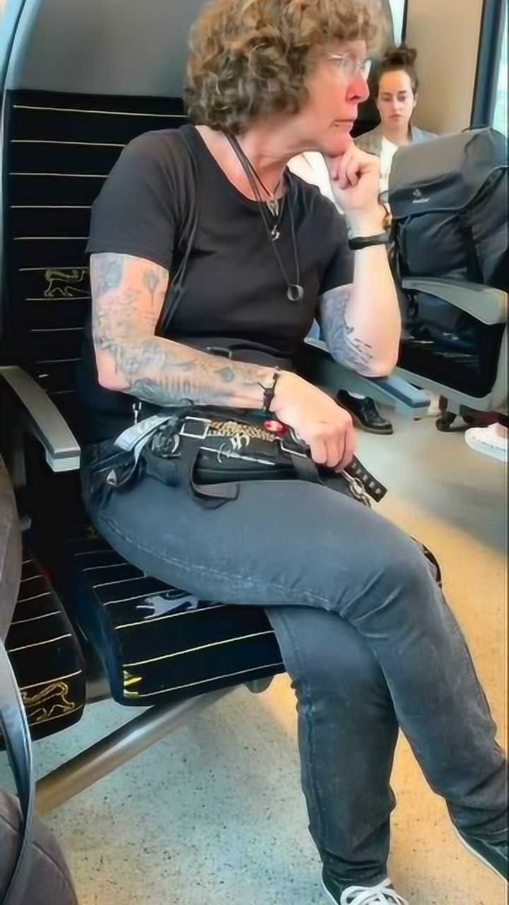 大花臂的德国老太太