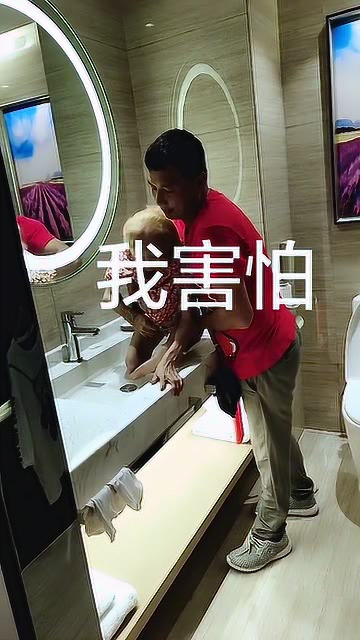 儿子给妈妈洗澡，看完心酸，你有什么感受_高清