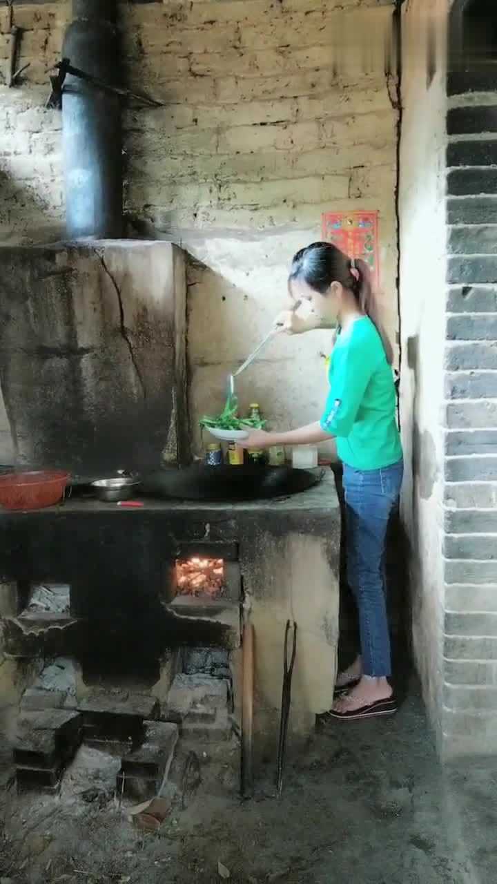 農村山旮旯裡面的小女孩在做飯不嫌棄我家髒的過來吃飯