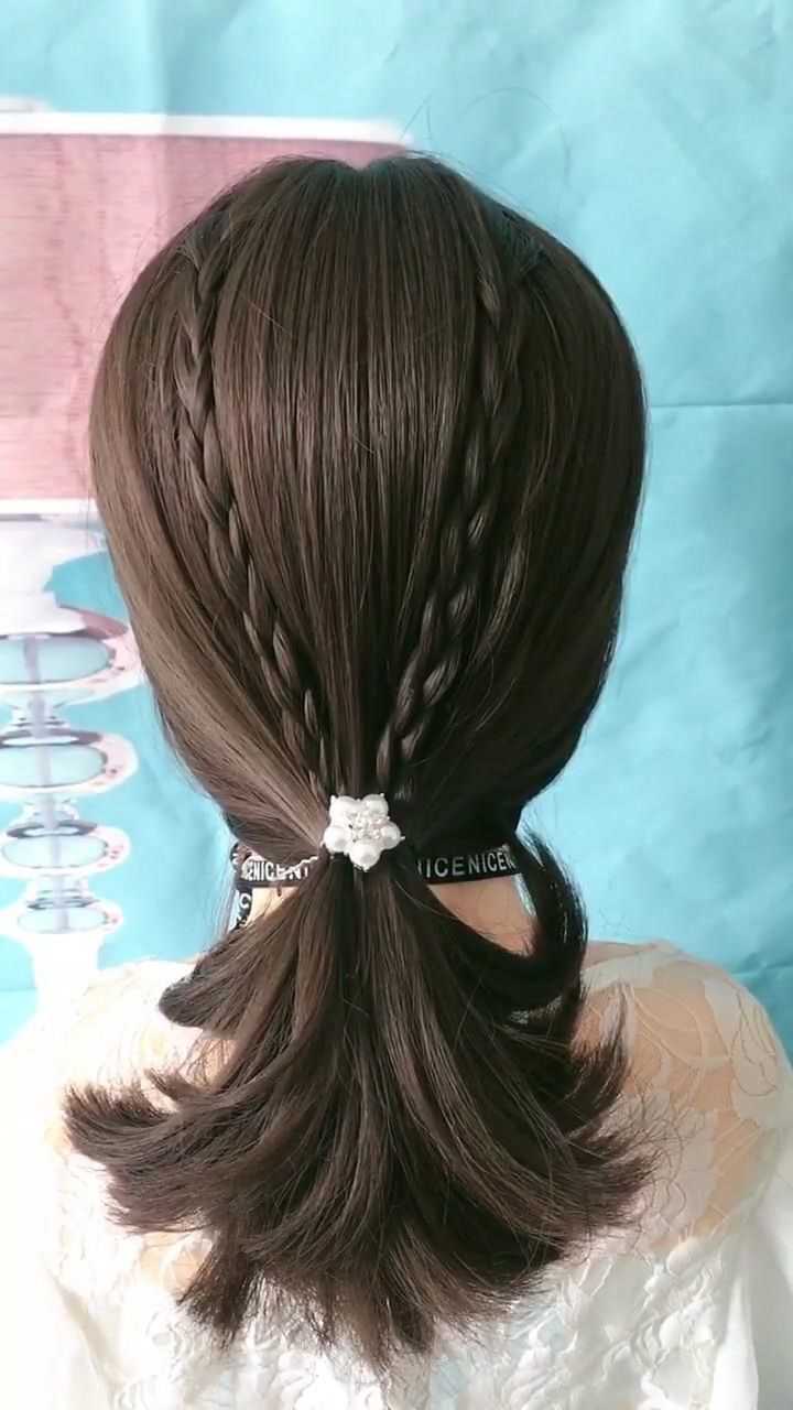 编两个小麻花辫,然后再扎个低马尾特别漂亮!